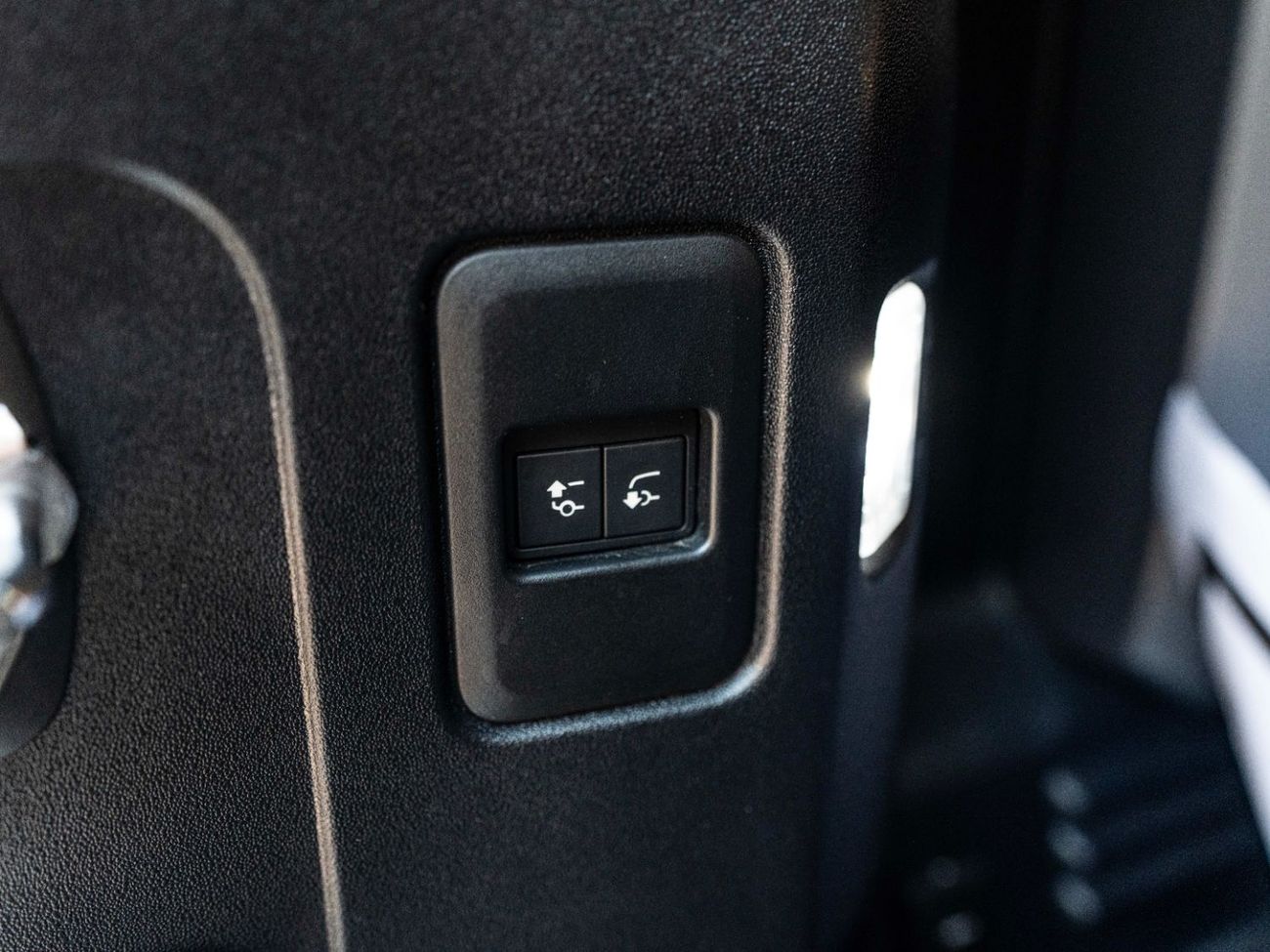 Land Rover Defender P400 110 SE 3.0L (5 Seater)