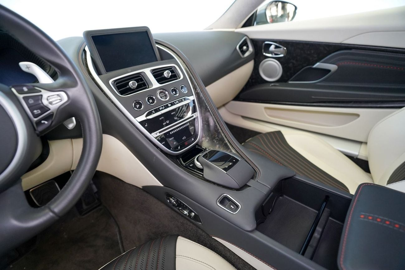 أستون مارتن DB11 Std 4.0L