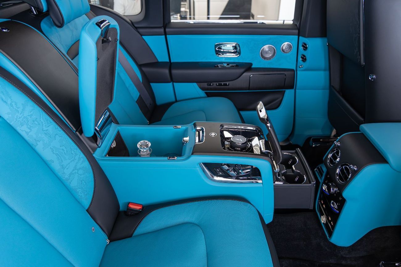 Rolls-Royce Cullinan ROLLS-ROYCE CULLINAN | SILVER BADGE | FULL OPTIONS | BESPOKE SOUND SYSTEM | EUROPEAN SPECS | 2026