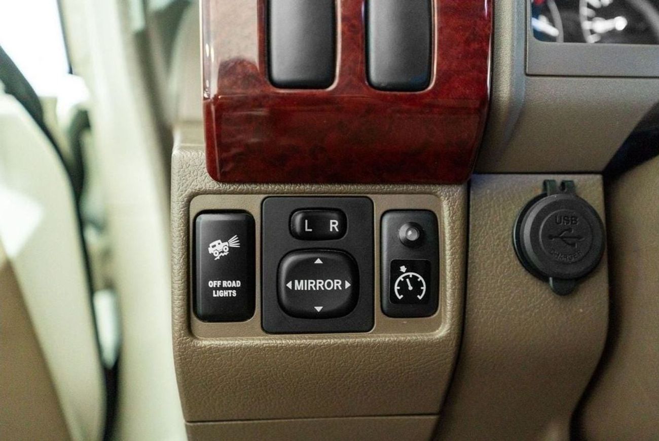 تويوتا لاند كروزر بيك آب Overland / Arctic Trucks Kit