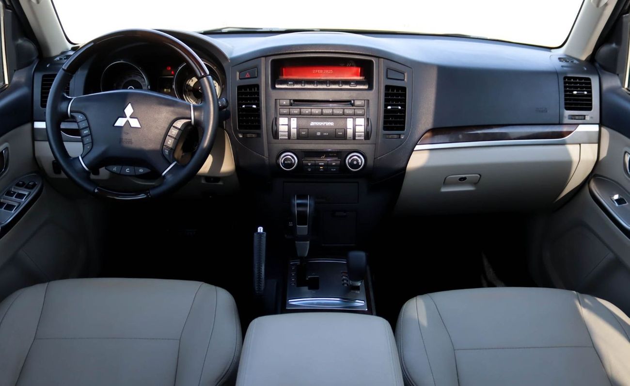 ميتسوبيشي باجيرو GLS 3.8L Mitsubishi Pajero 2014 3.8L full option v6 GCC accident-free in excellent condition