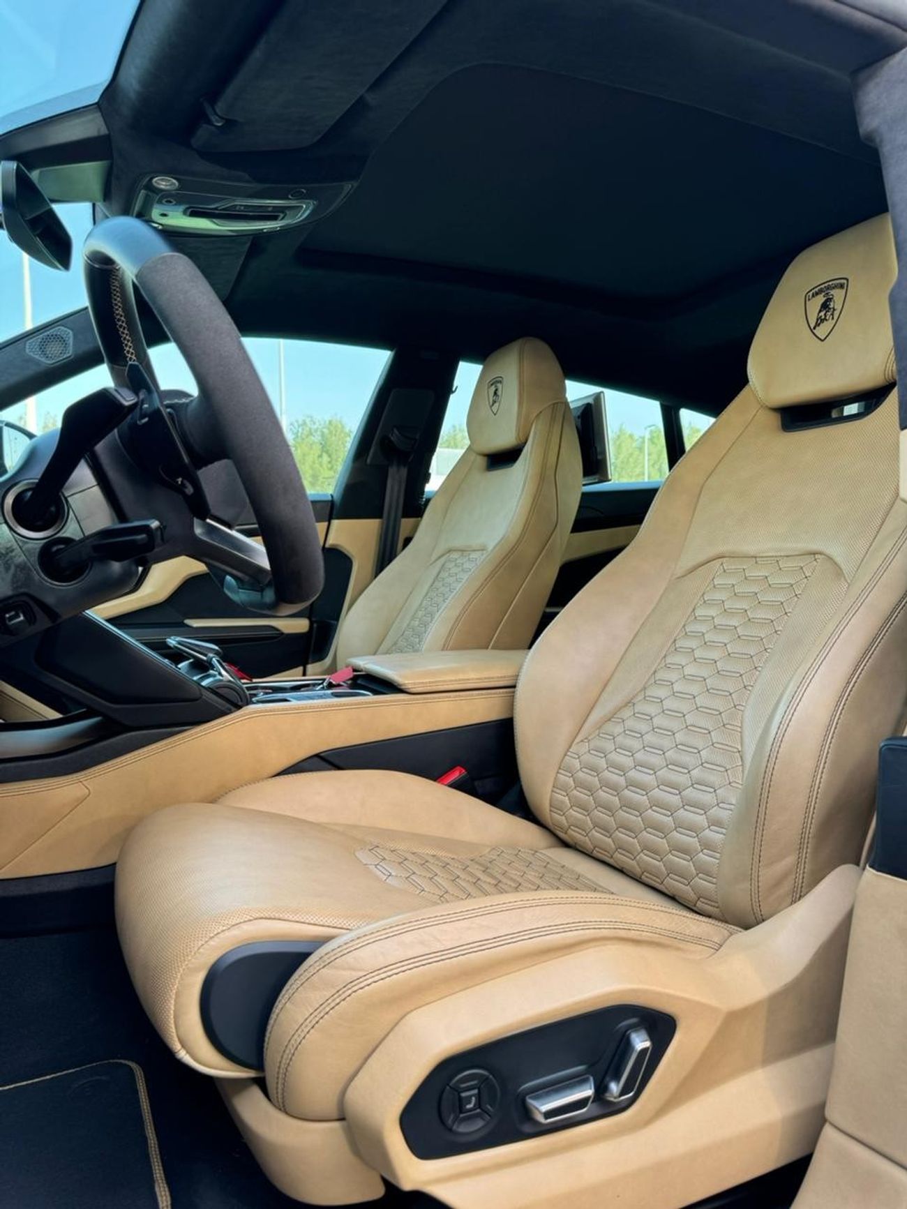 Lamborghini Urus Std LAMBORGHINI URUS GCC 2021 Service history (under warranty ) Aljaziri