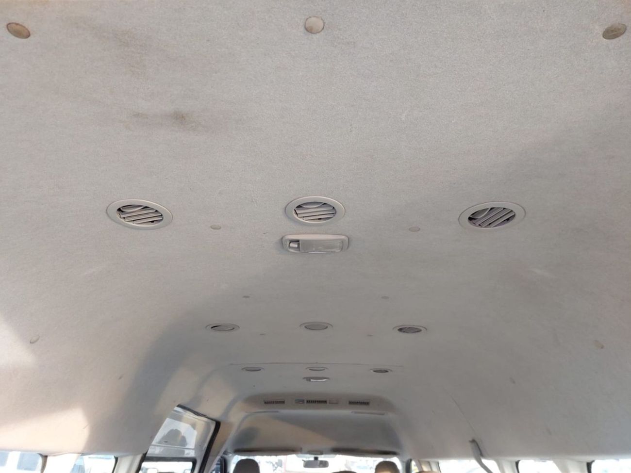 Toyota Hiace TOYOTA HIACE COMMUTER VAN RHD 2005 MODEL 2.5 L DIESEL MANUAL(PM07223)