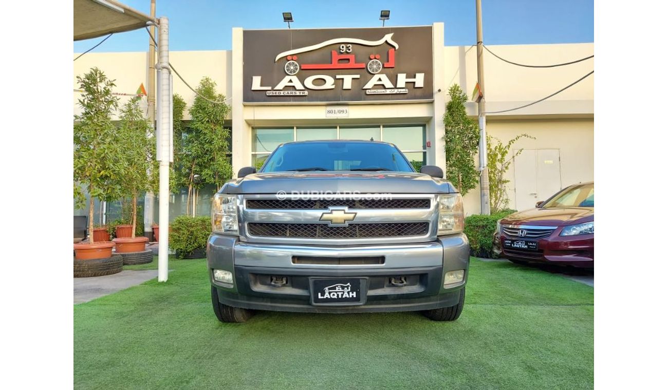 Chevrolet Silverado Pickup model 2009 imported silver color, equipped with two side halves, tyote wheels, sensors cruise