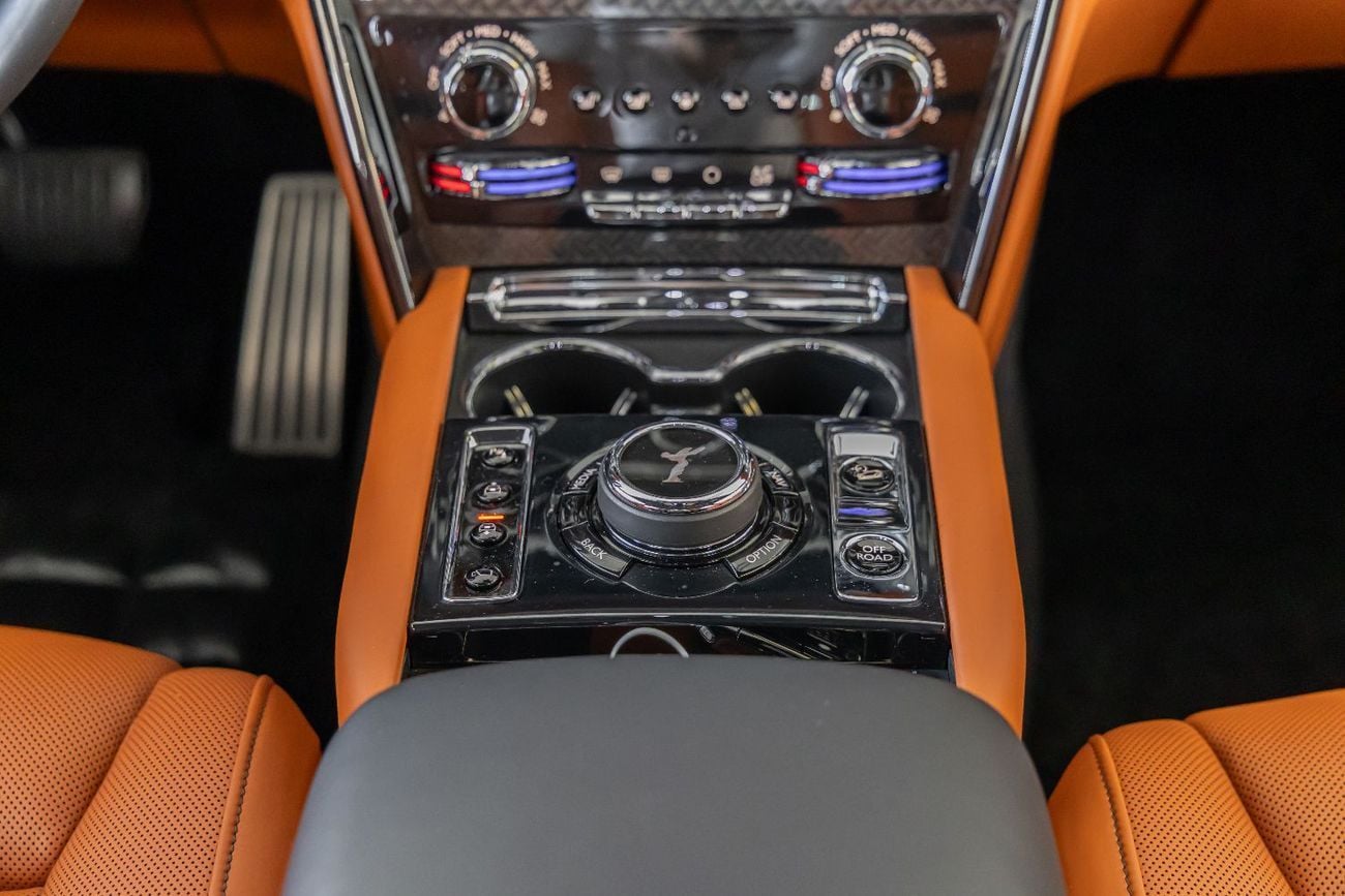 رولز رويس كولينان Rolls-Royce Cullinan | Black Badge | GCC Specs | Dealer Warranty & Service Contract (AGMC) | 2022