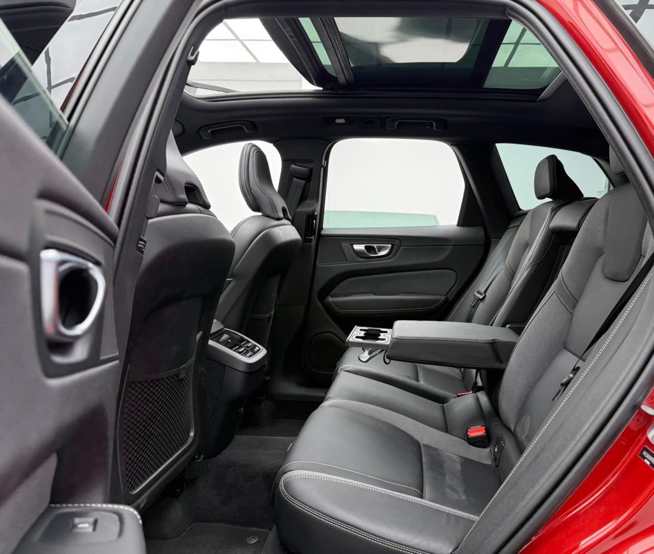 فولفو XC 60 2.0T B5 MHEV R Design (AWD) 2024 Volvo XC60 B5 AWD ,Agency Warranty ,Full Service History ,Excellent