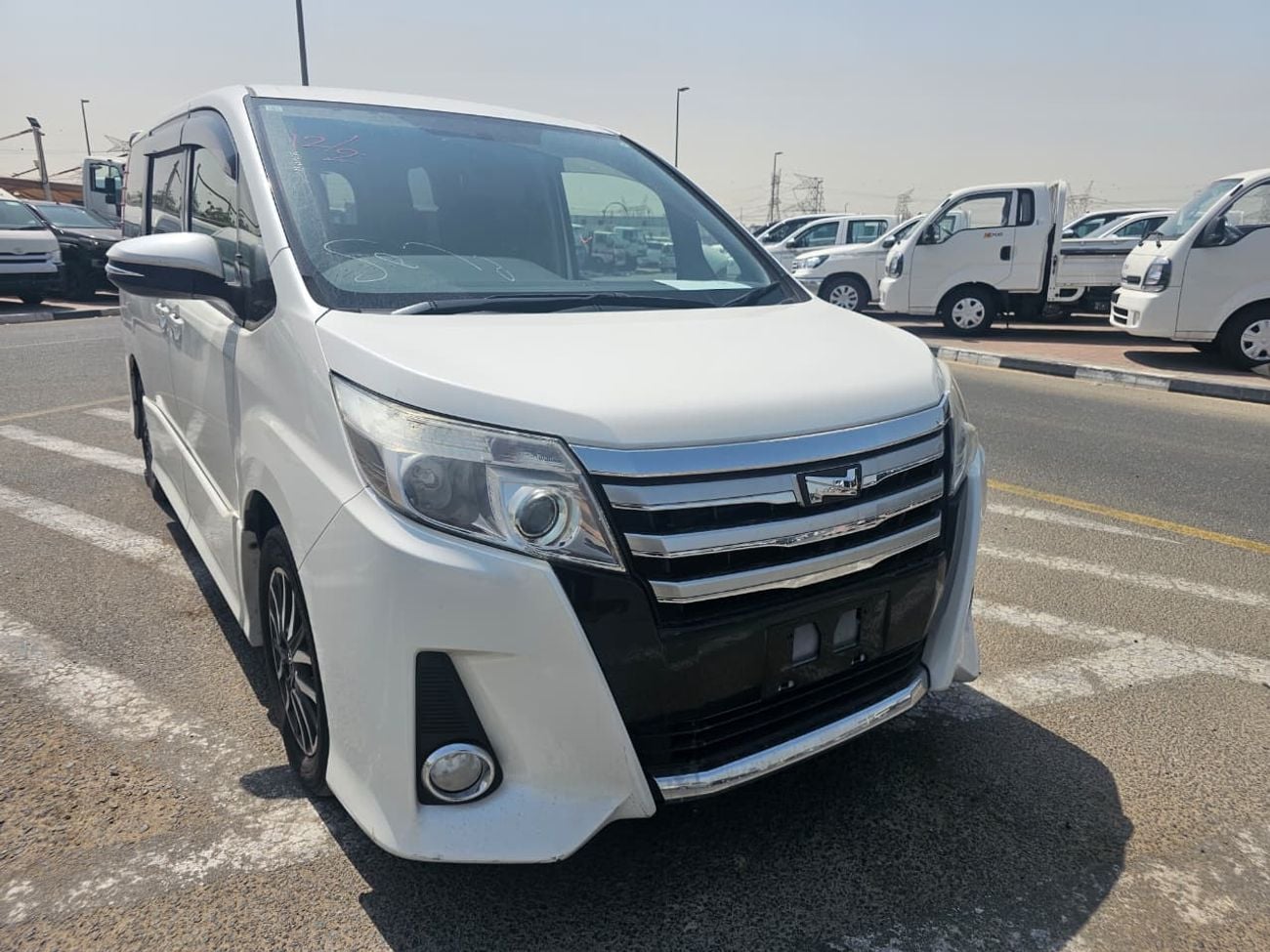 Toyota Noah Toyota Noah si 2015 RHD white colour