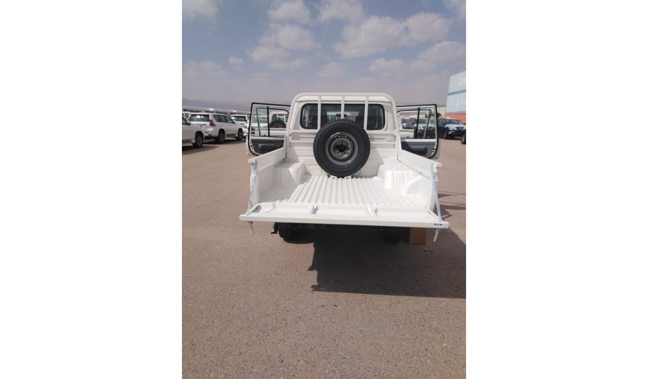 Toyota Land Cruiser Pick Up Double Cabin 4164 CC, DSL, 6 Cylinders, Power windows, Leather seats, Full Option