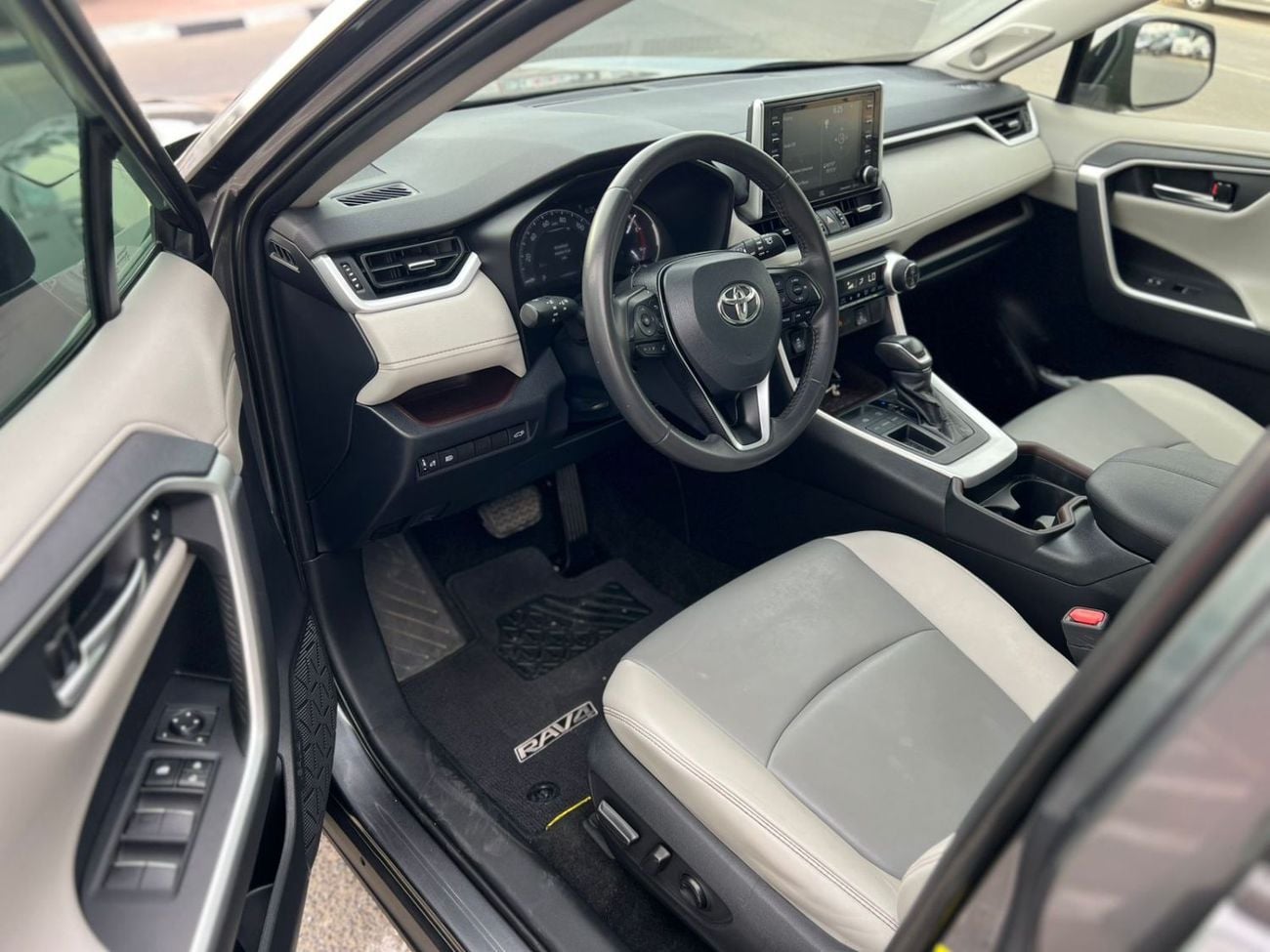 Toyota RAV4 XLE 2020 Toyota Rav4 2.5L V4 - Rear Camera & Sensor - Leather Seats