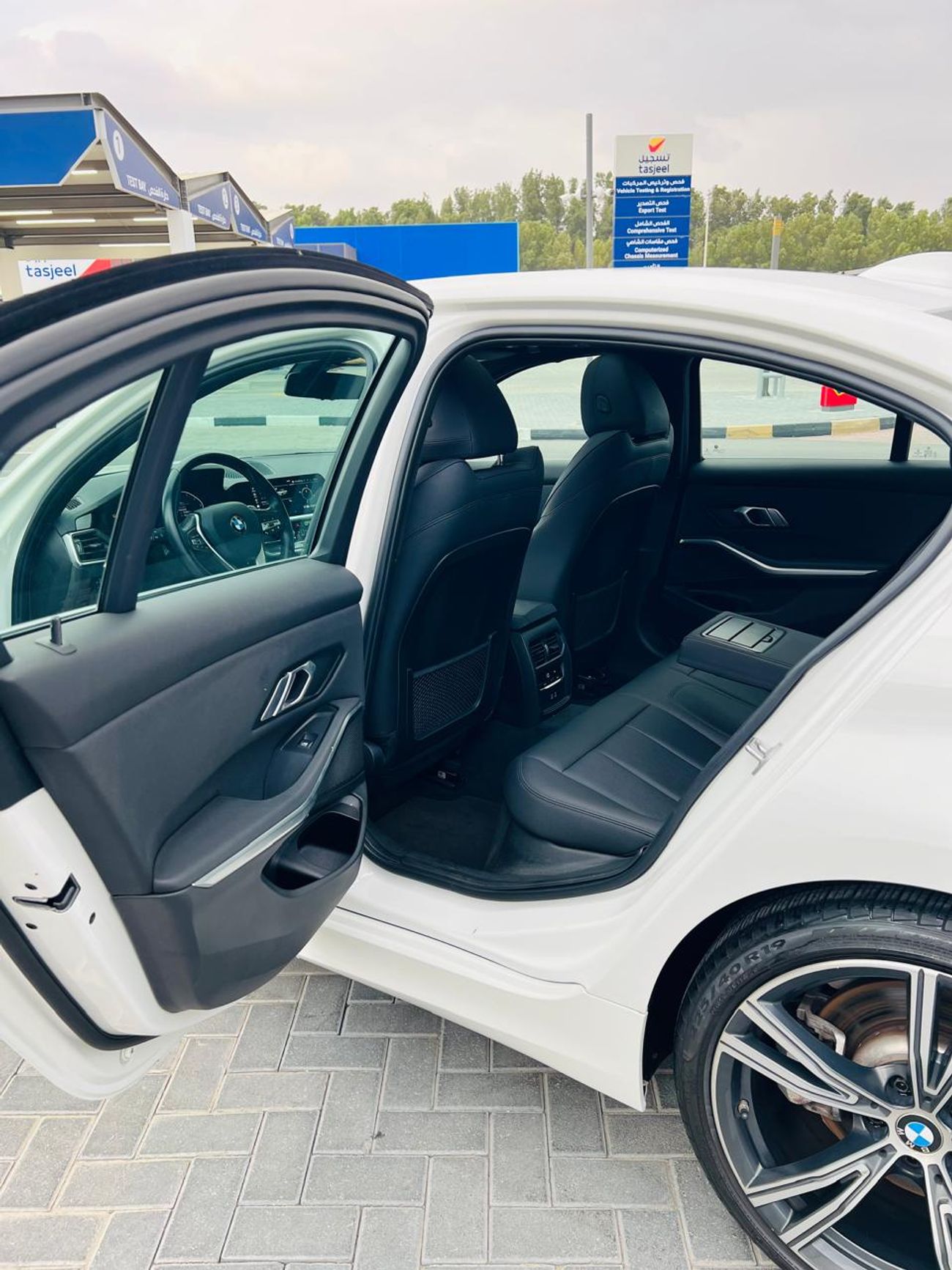 بي أم دبليو 330i Std 2.0L