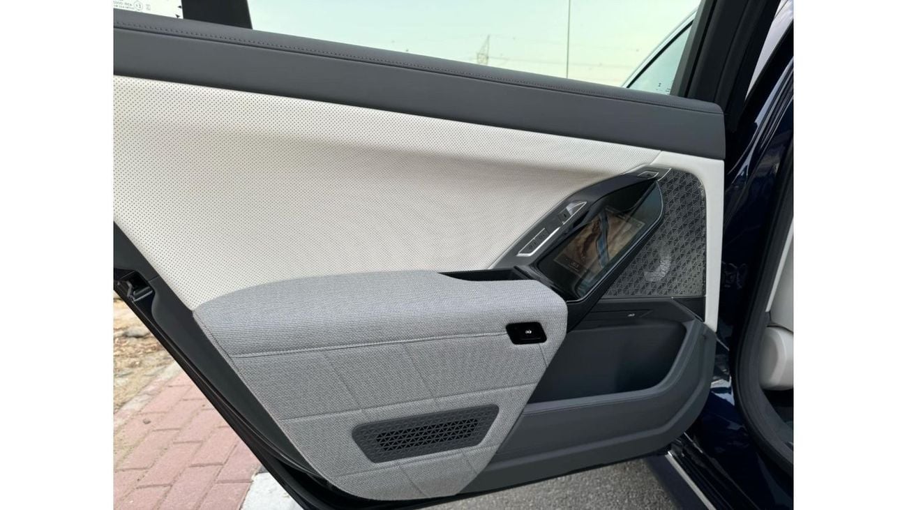 BMW i7 GCC SPEC UNDER WARRANTY AND SERVICE CONTRACT