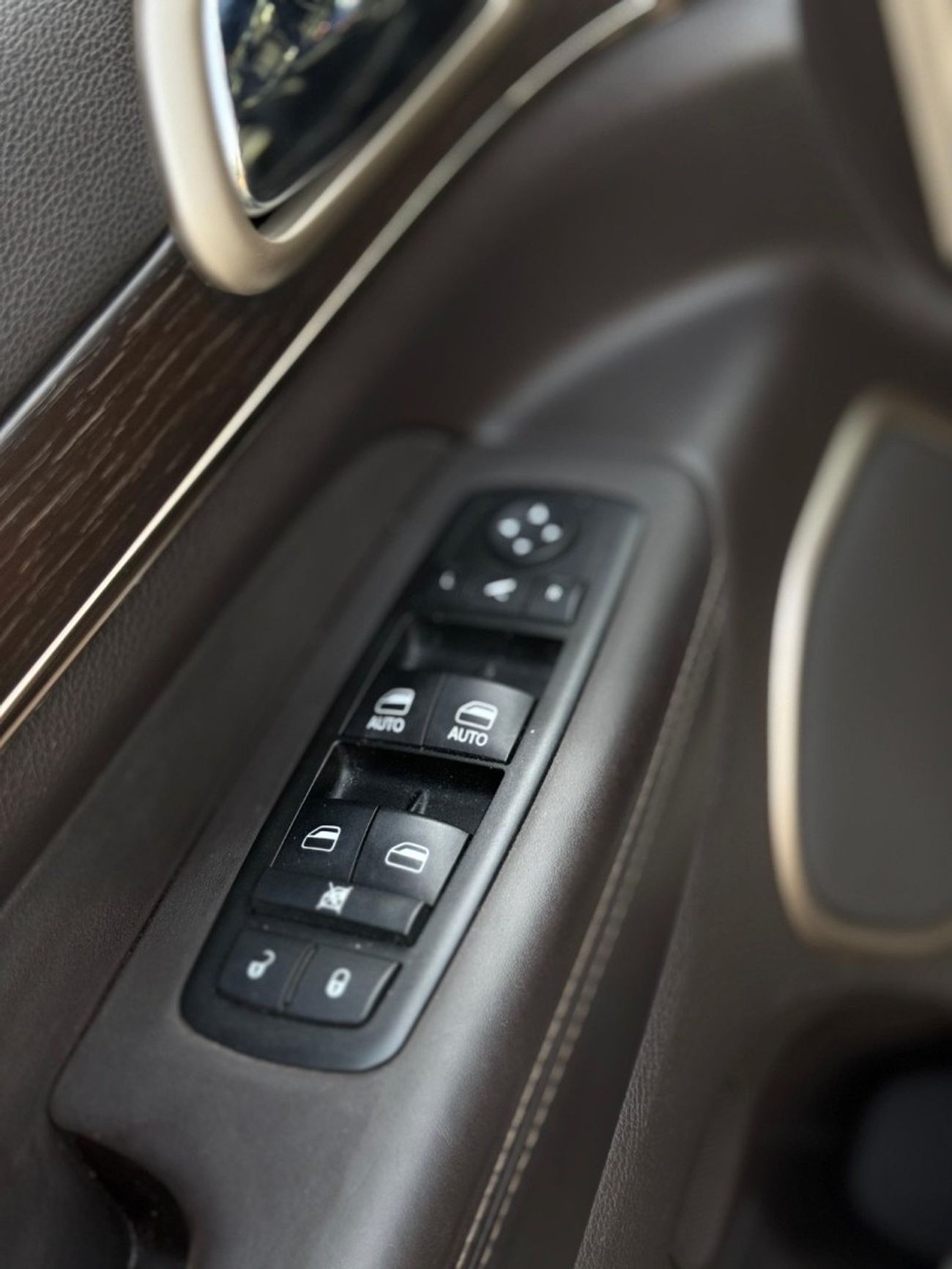 جيب جراند شيروكي Summit 5.7L (350 HP)