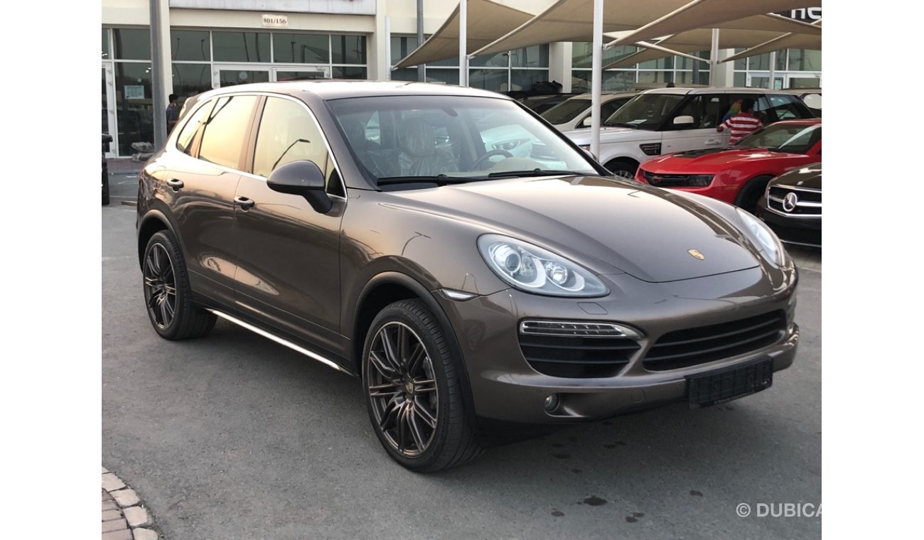 Porsche Cayenne S Porsche Cayenne s model 2011 GCC car prefect condition full option low mileage panoramic roof leathe