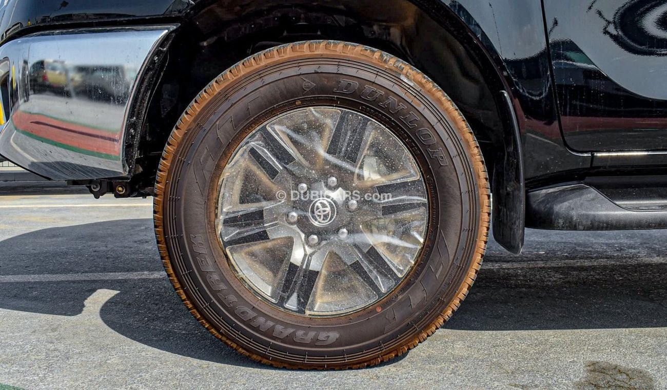 تويوتا هيلوكس SR5