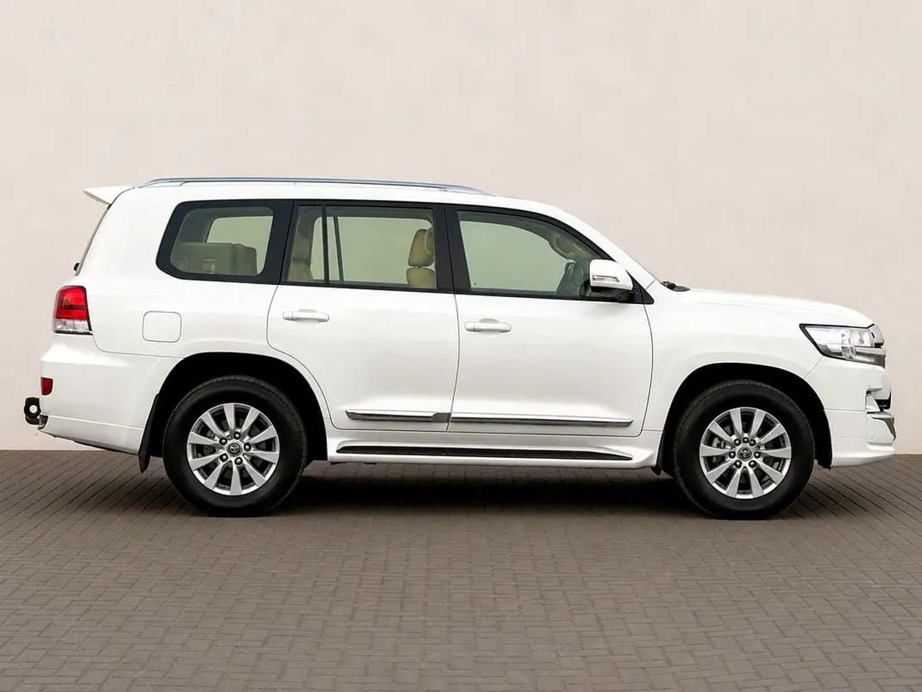 Toyota Land Cruiser GXR 3,360 P.M | | LANDCRUISER | GXR | 4.0L V6 | | GCC | ORIGINAL PAINT