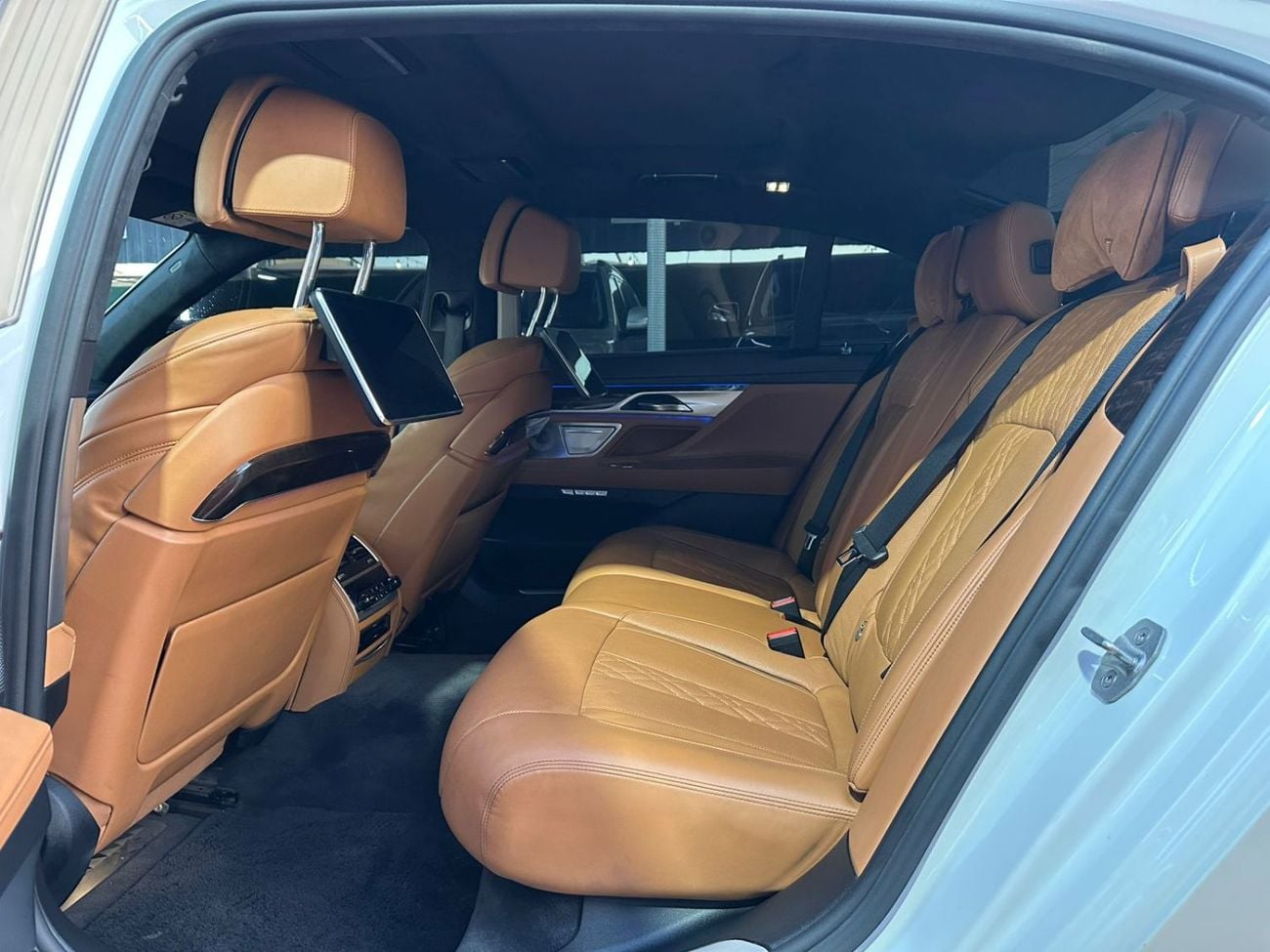 بي أم دبليو 750Li xDrive 4.4L (523 HP)