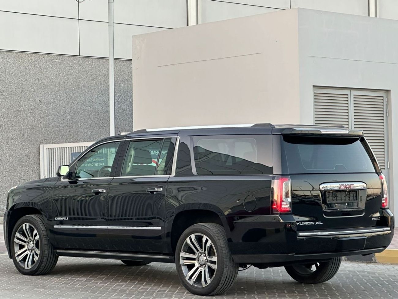 GMC Yukon XL Denali 6.2L (7 Seater) GMC YUKON DENALI XL GCC 2017 ORGINAL PAINT // PERFECT CONDITION