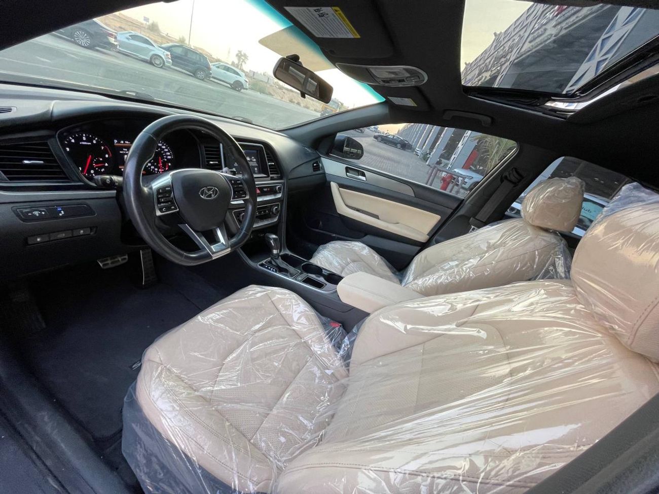 هيونداي سوناتا رياضي / محرك 2.4 لتر V4 / كامل المواصفات / فتحة سقف / زجاج أمامي / دخول وتشغيل بدون مفتاح / نظيف للغ