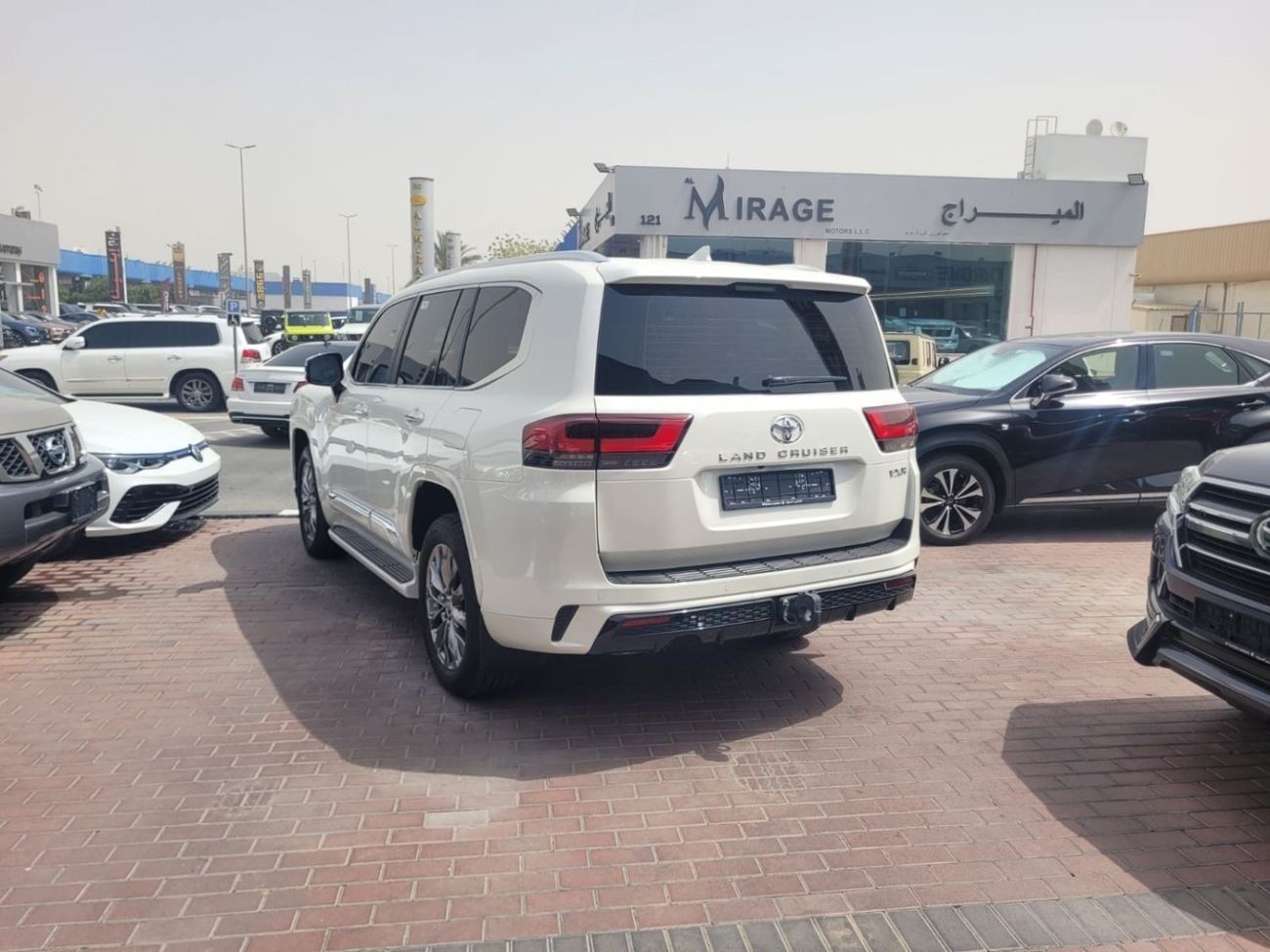 Toyota Land Cruiser VXR 4.0L TOYOTA LANDCRUISER VXR 4.0 4 YEARS WARRANTY FROM ALFUTTAIM