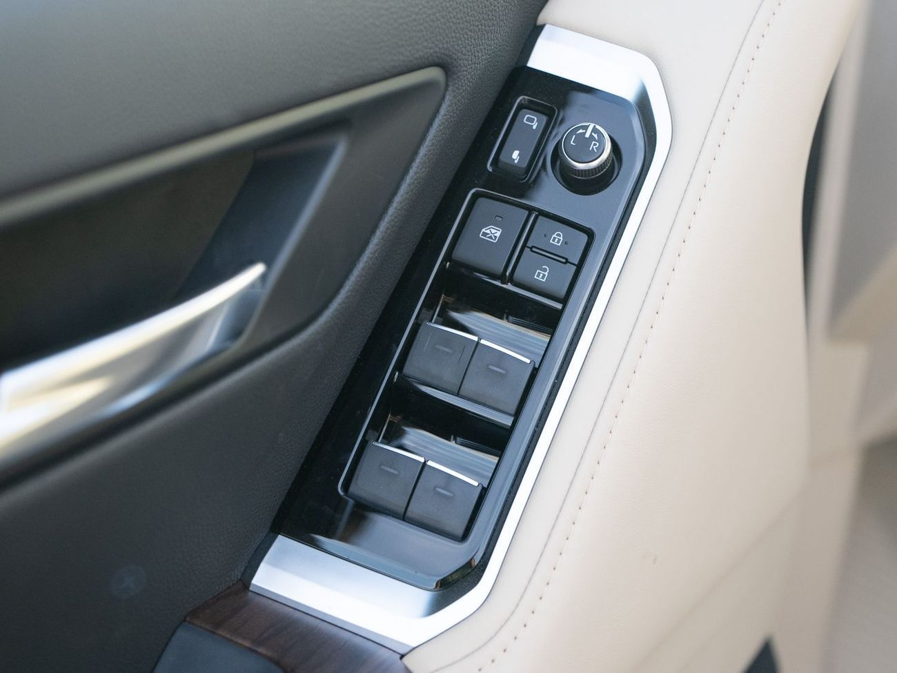 تويوتا لاند كروزر 2025 Toyota LC300 GXR S 3.5L - Grey Mettalic Inside Beige | Export Only