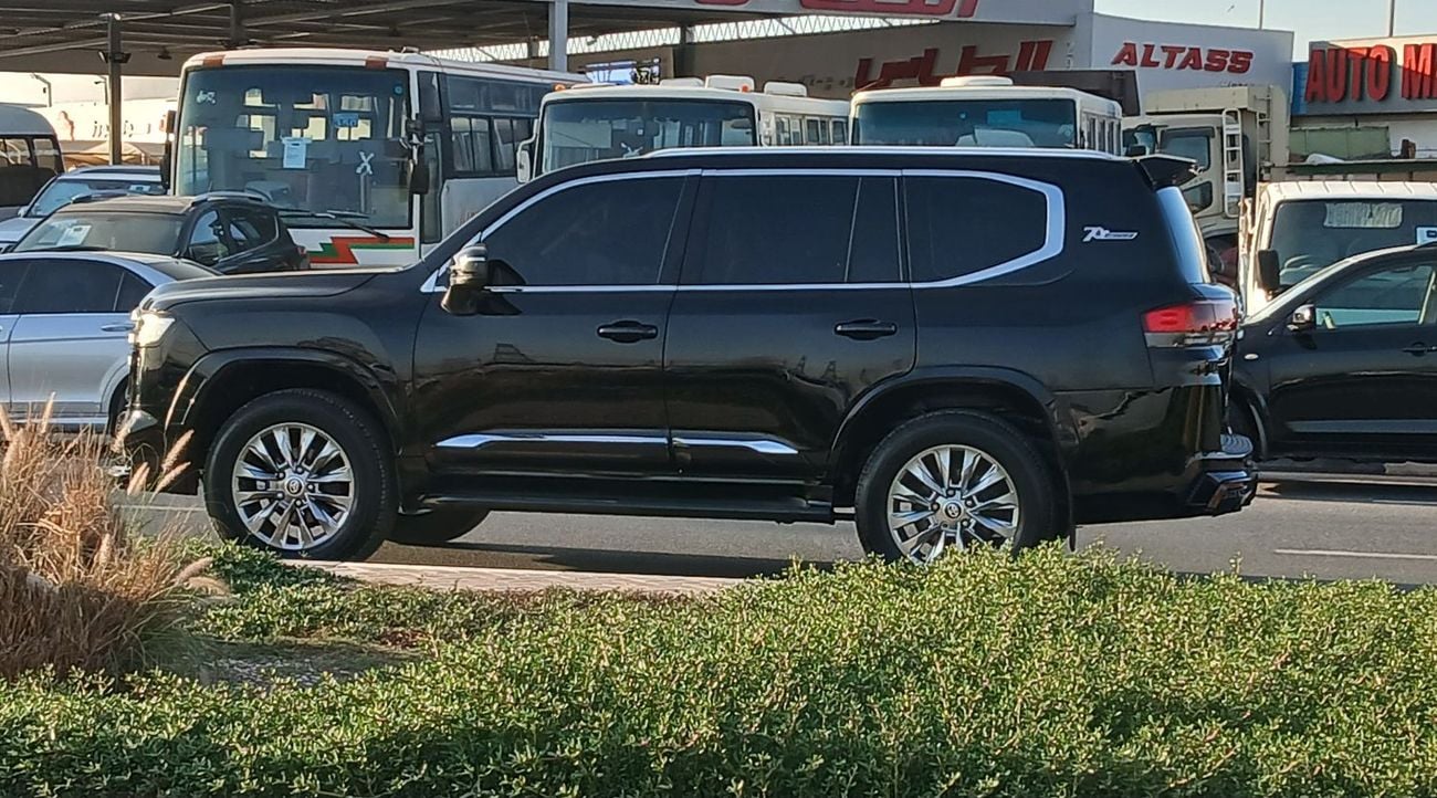تويوتا لاند كروزر Toyota landcruise 2019Model 4.0 v6 petrol Engine Colour Black push start Transmission Automatic Inte