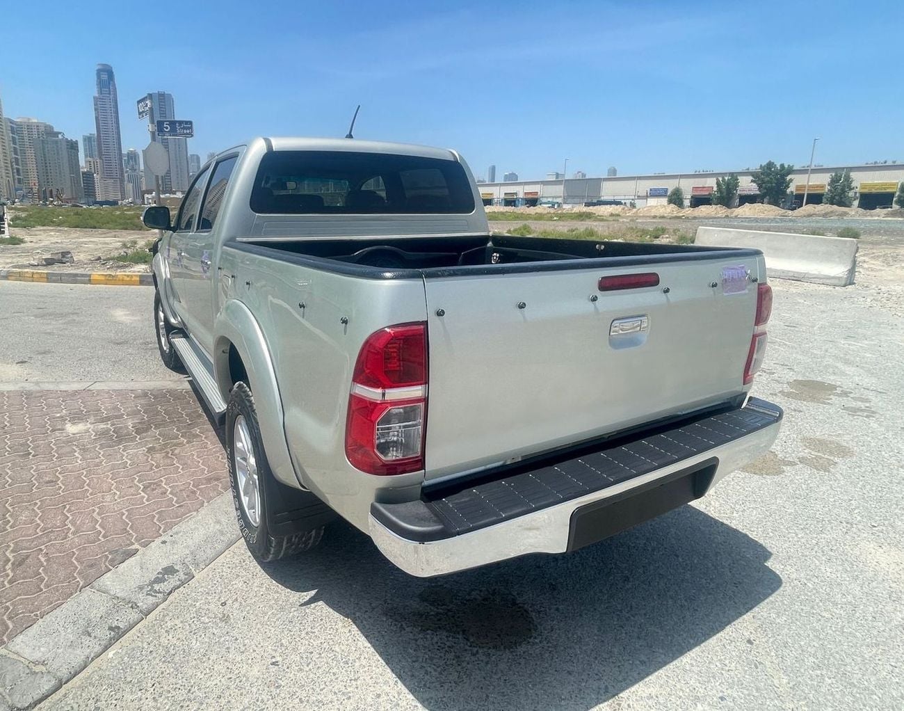 تويوتا هيلوكس diesel engine ,3.0 liter ,manual gear ,right hand drive