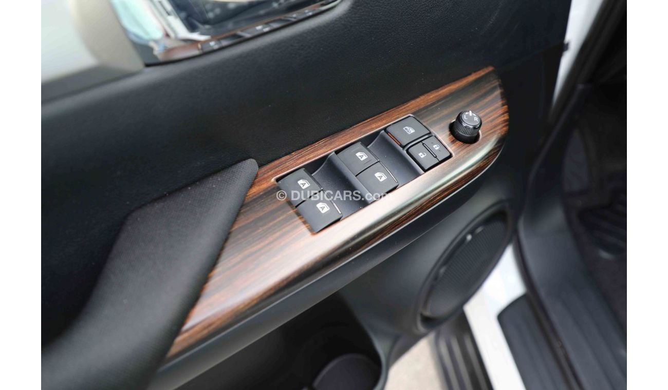 Toyota Hilux Toyota Hilux 4x4 DC 2.7 HI P M/T - Pearl white inside black