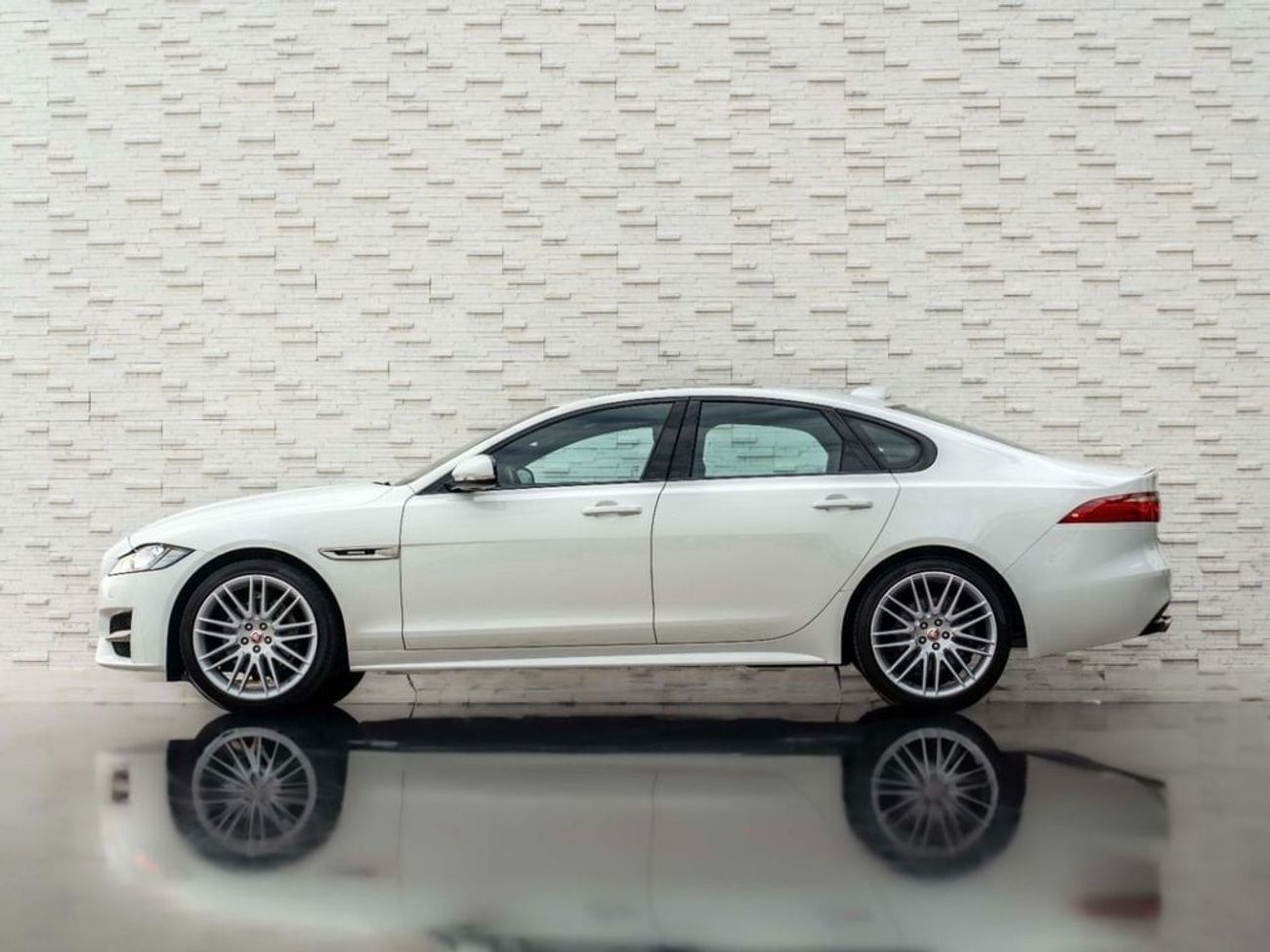 جاكوار XF R-Sport 2.0L Sedan