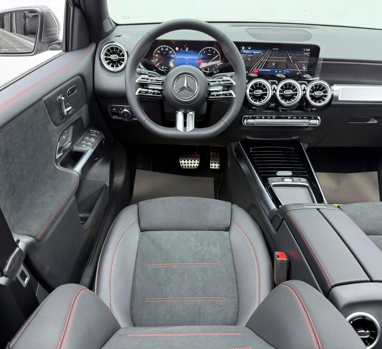 مرسيدس بنز GLB 200 *Brand New* 2026 Mercedes Benz GLB200, 5 Years Mercedes Warranty, Delivery Km, 7 Seater, GCC