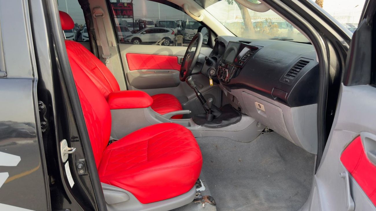 Toyota Hilux DOUBLE CABIN | PREMIUM RED INTERIOR | MANUAL 2.5L DIESEL | MULTIMEDIA SCREEN | LHD | 2007