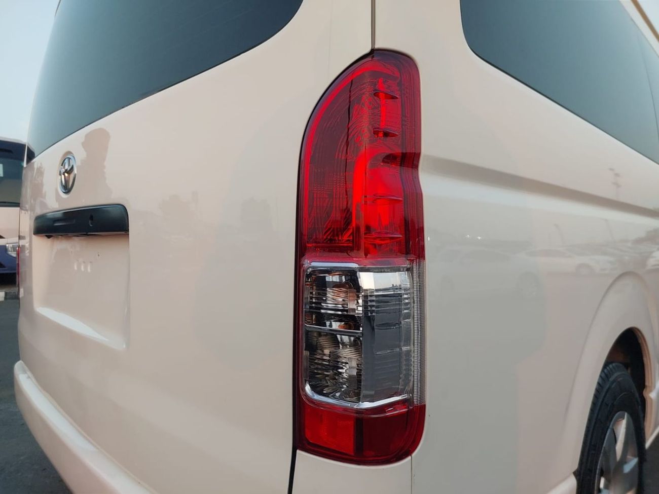 تويوتا هاياس TOYOTA HIACE COMMUTER VAN RHD 2016 MODEL 2.7 L PETROL AUTOMATIC(PM69524)