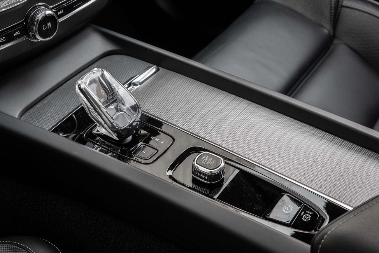 فولفو XC 60 B5 Ultimate Dark XC60 B5 Ultimate Dark | 2,350 P.M | 0% Downpayment | 2028 WARRANTY!