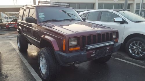 جيب شيروكي جيب شيروكي موديل 2000صبغ وكاله الموتور نظيف ولا يحتاج شيء