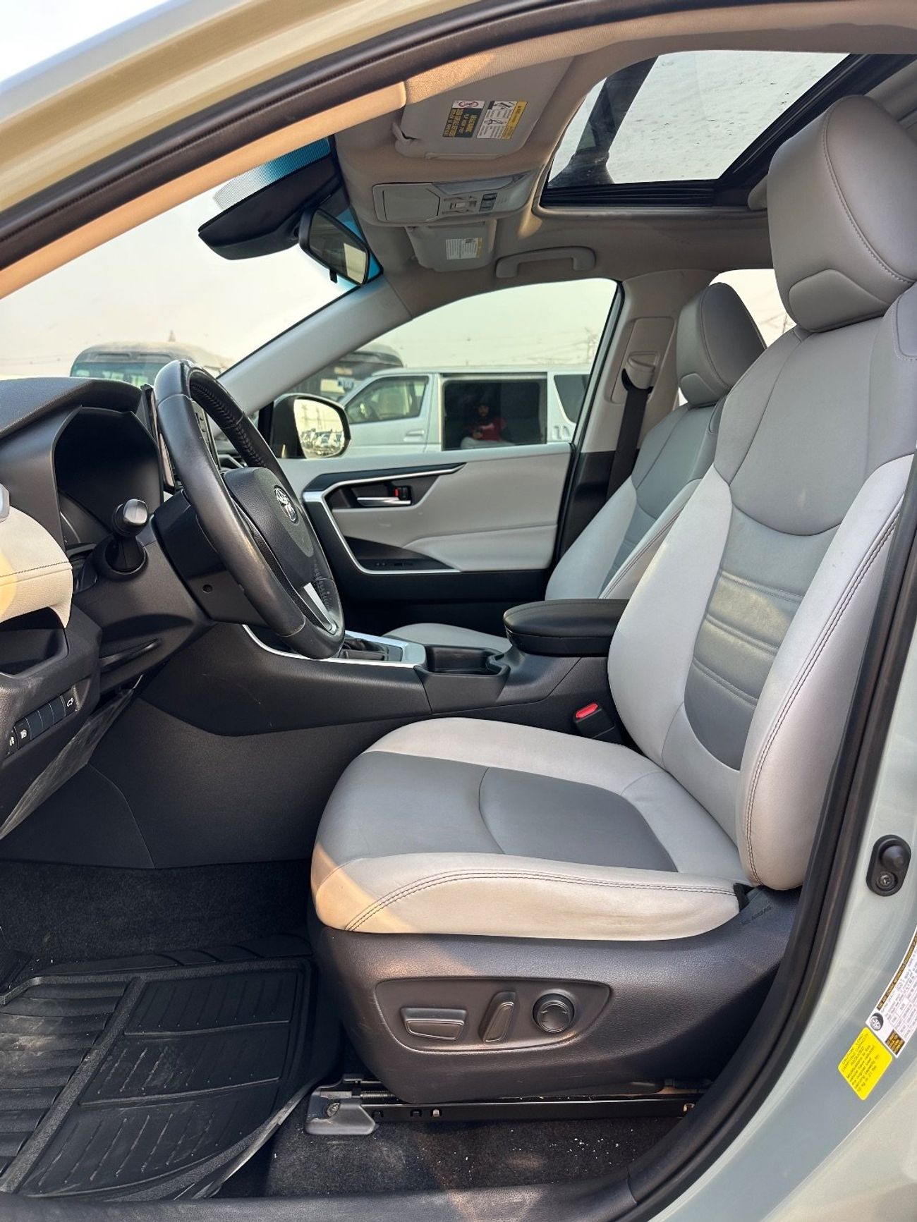 Toyota RAV4 XLE premium 2.5L Full option