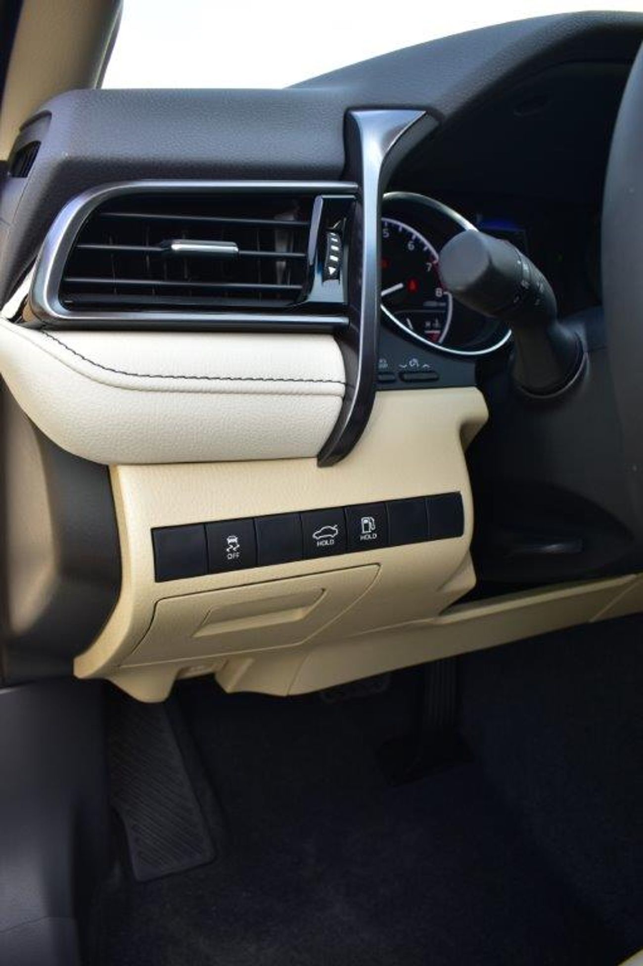 تويوتا كامري GLE-X 2.5L PETROL AUTOMATIC