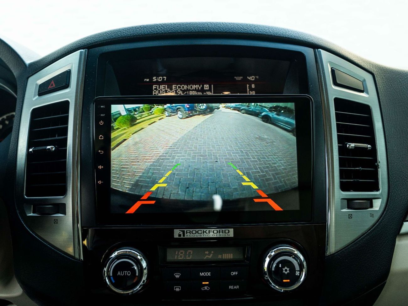 ميتسوبيشي باجيرو AED 1,415 PM • 3.8L PAJERO GLS TOP • ONLY 60,000 KMS • GOLD EMBLEM PACKAGE WITH RHINO ROOF-RACK