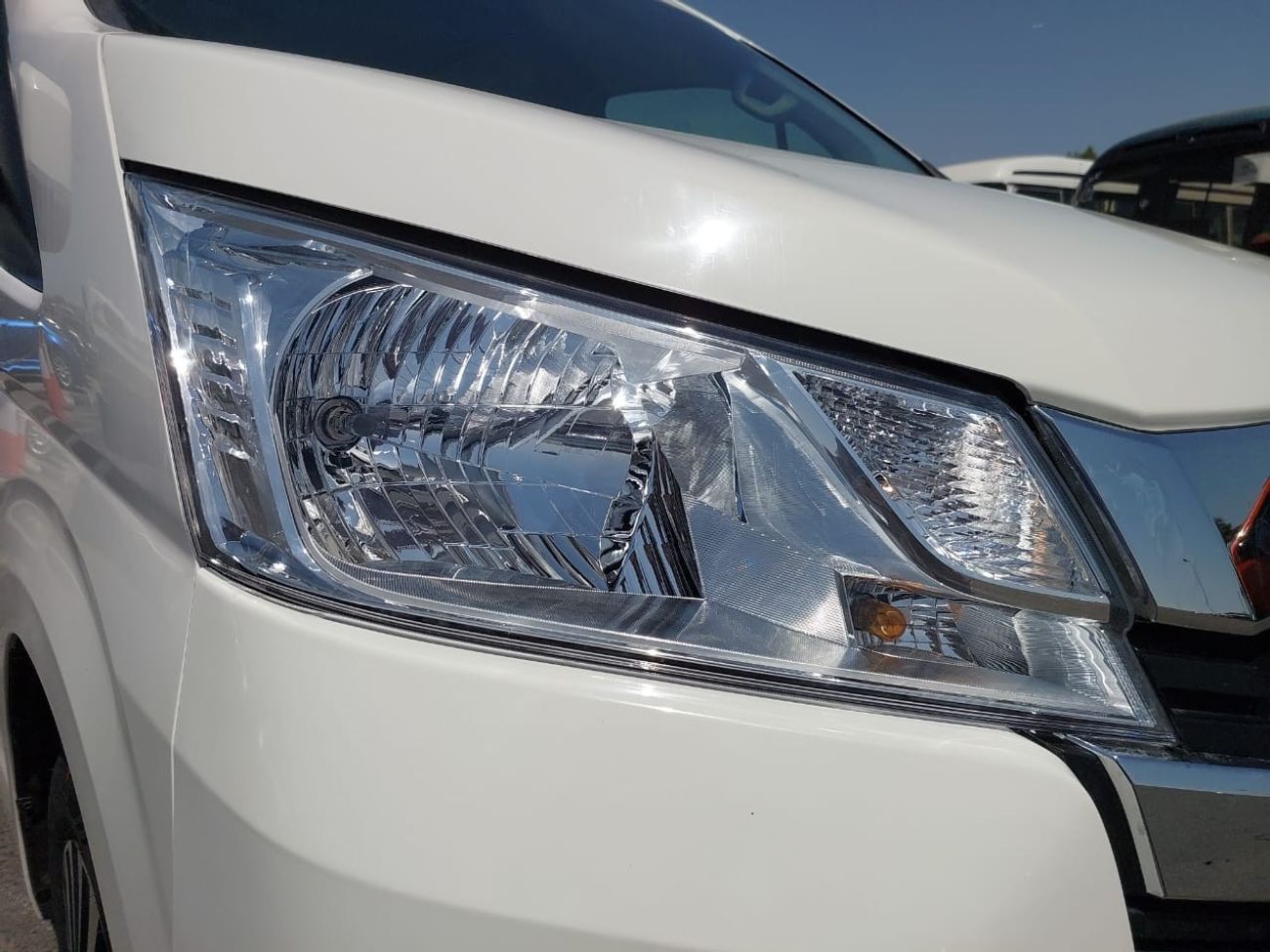 Toyota Hiace TOYOTA HIACE COMMUTER VAN RHD 2020 MODEL 2.8 L DIESEL AUTOMATIC(PM05350)