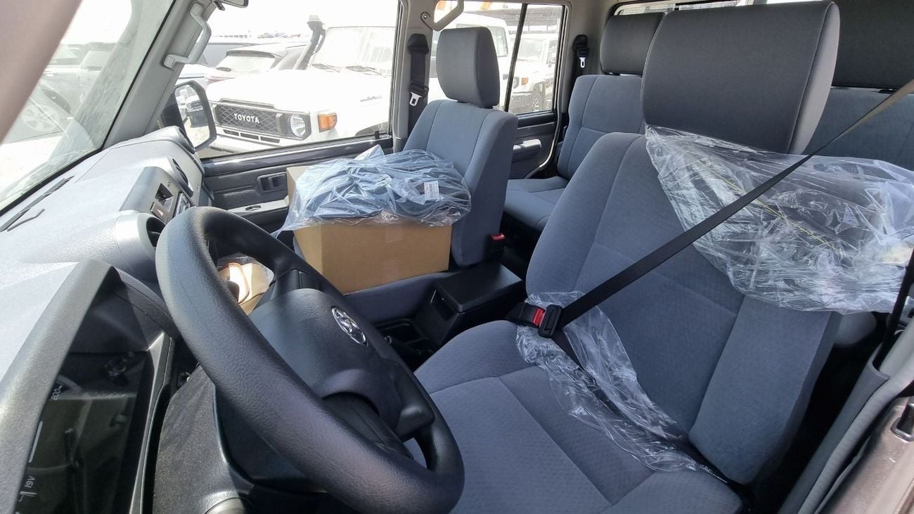 Toyota Land Cruiser Pick Up 4.0L V6 . 24-valve DOHC . VVT-i . DOHC. 16V . 5 Seater . 4 Door . Automatic . Four Wheel Drive