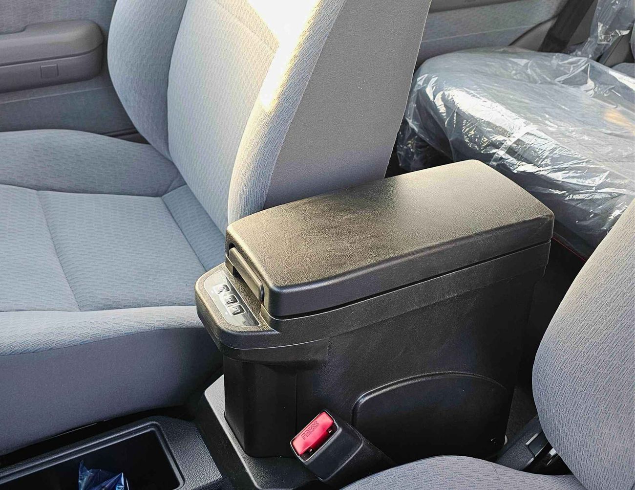 Toyota Land Cruiser 70 LC76 / FULL OPTION / WITH WINCH EURO 4 / M/T / 4.0L V6 PETROL / DIFF LOCK (CODE # LC76)