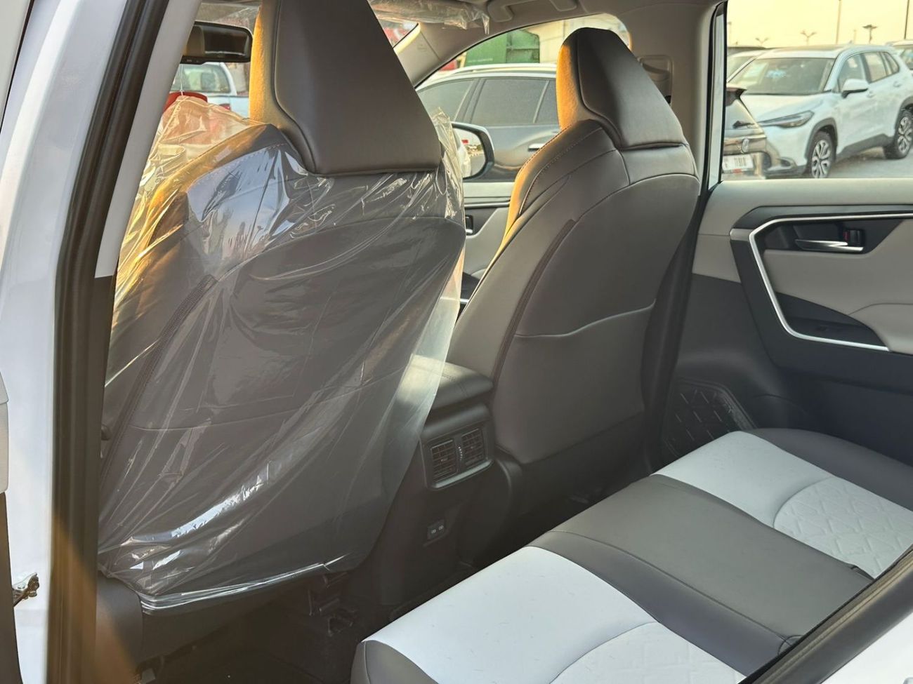 تويوتا راف ٤ 2.5L Adventure, Leather Seat, Panoramic Roof, wireless Charger, Electric Back Door, Model 2025