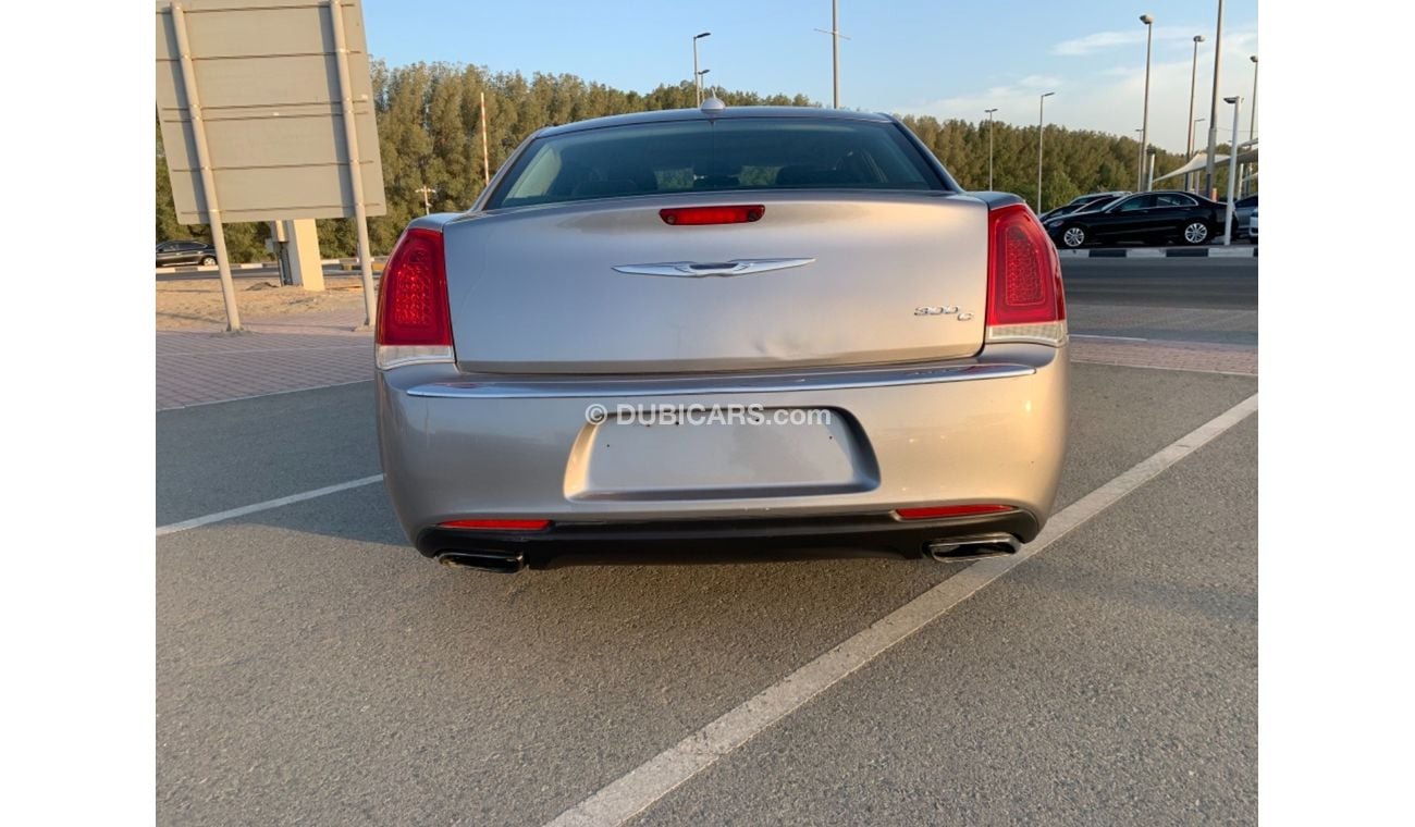 كرايسلر 300C CHRYSLER 300 Model 2016 very celen car.     Price 33,000 km 178,864  phone no 00971555363332   كرايس