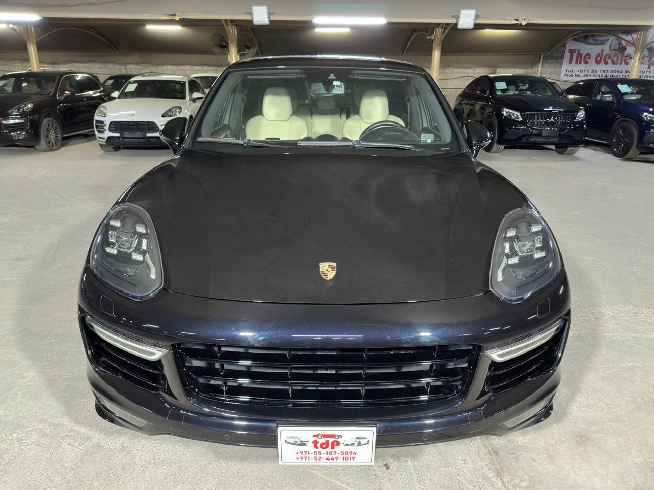 Porsche Cayenne Turbo S 4.8L (570 HP) 2016 | CARBON CERAMIC BRAKES (PCCB) | CARBON INTERIOR PACKAGE | SUNROOF