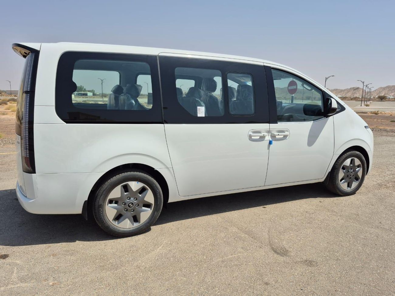 Hyundai Staria 2.2 Turbo Diesel , Luxury , fully loaded without sunroof