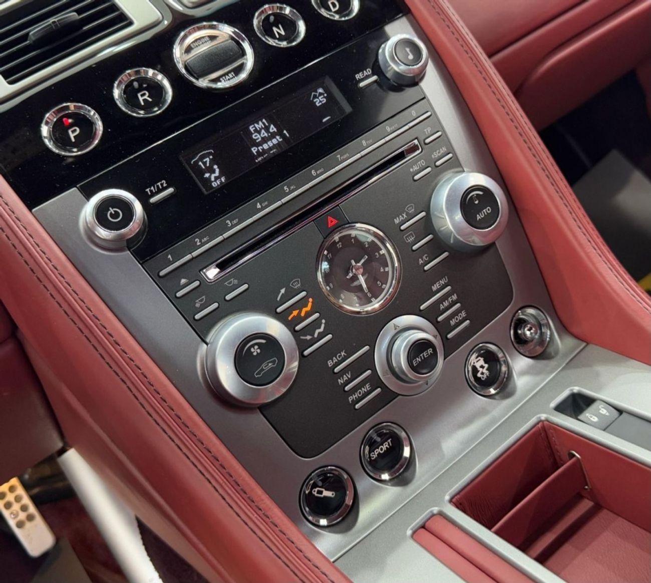 أستون مارتن فيراج 5.9L V12 2012 Aston Martin Virage V12, Full Service History, Low Kms, Excellent Condition, GCC