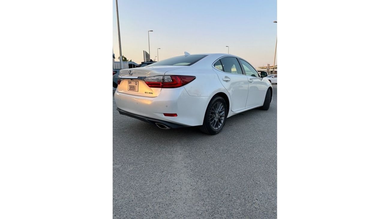 Lexus ES350 Platinum Lexus ES350 2018 with engine capacity 3.5 in perfect condition 163,000 km cable car