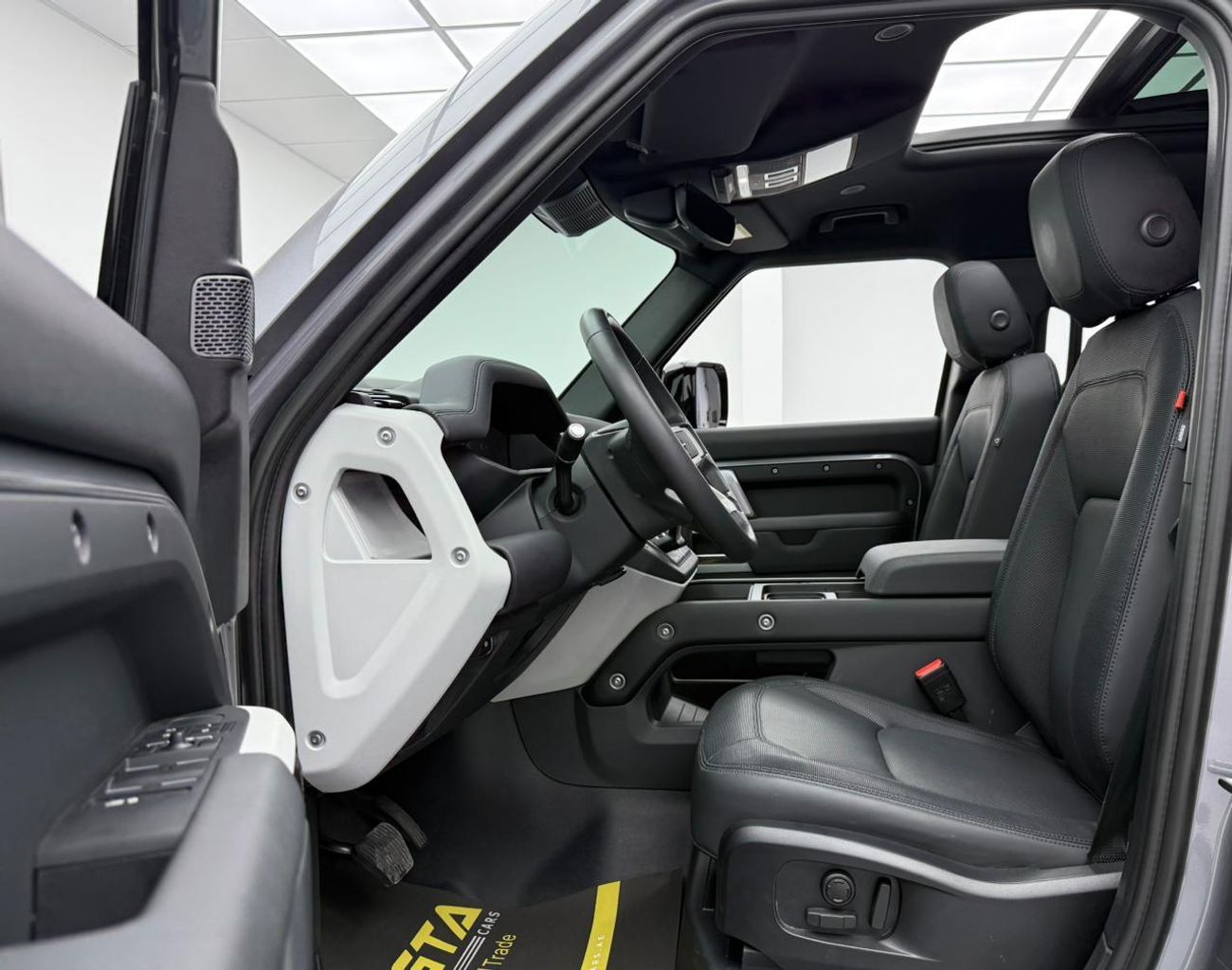 Land Rover Defender P300 110 SE 2.0L (5 Seater) 2024 Land Rover Defender SE P300 110, 2028 LR Warranty, Very Low Km, Ful