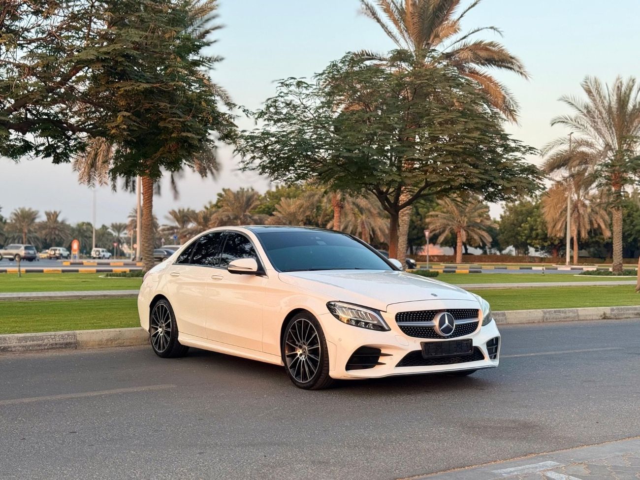 مرسيدس بنز C 200 MERCEDES C200 MODLE 2019 GCC SPACE FULL OPTION 360 CAMERA
