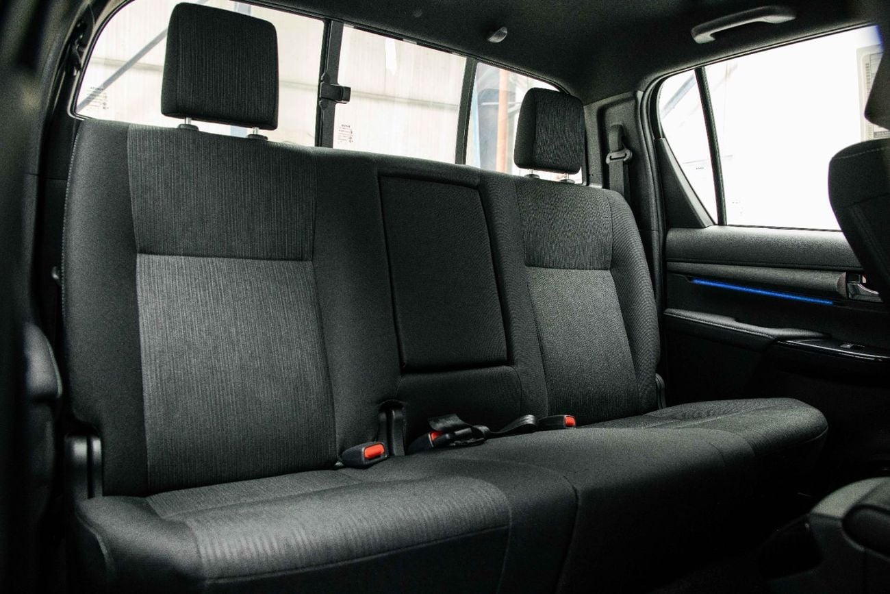 تويوتا هيلوكس Adventure 4.0L - Platinum White Inside MLM Black | Export Only