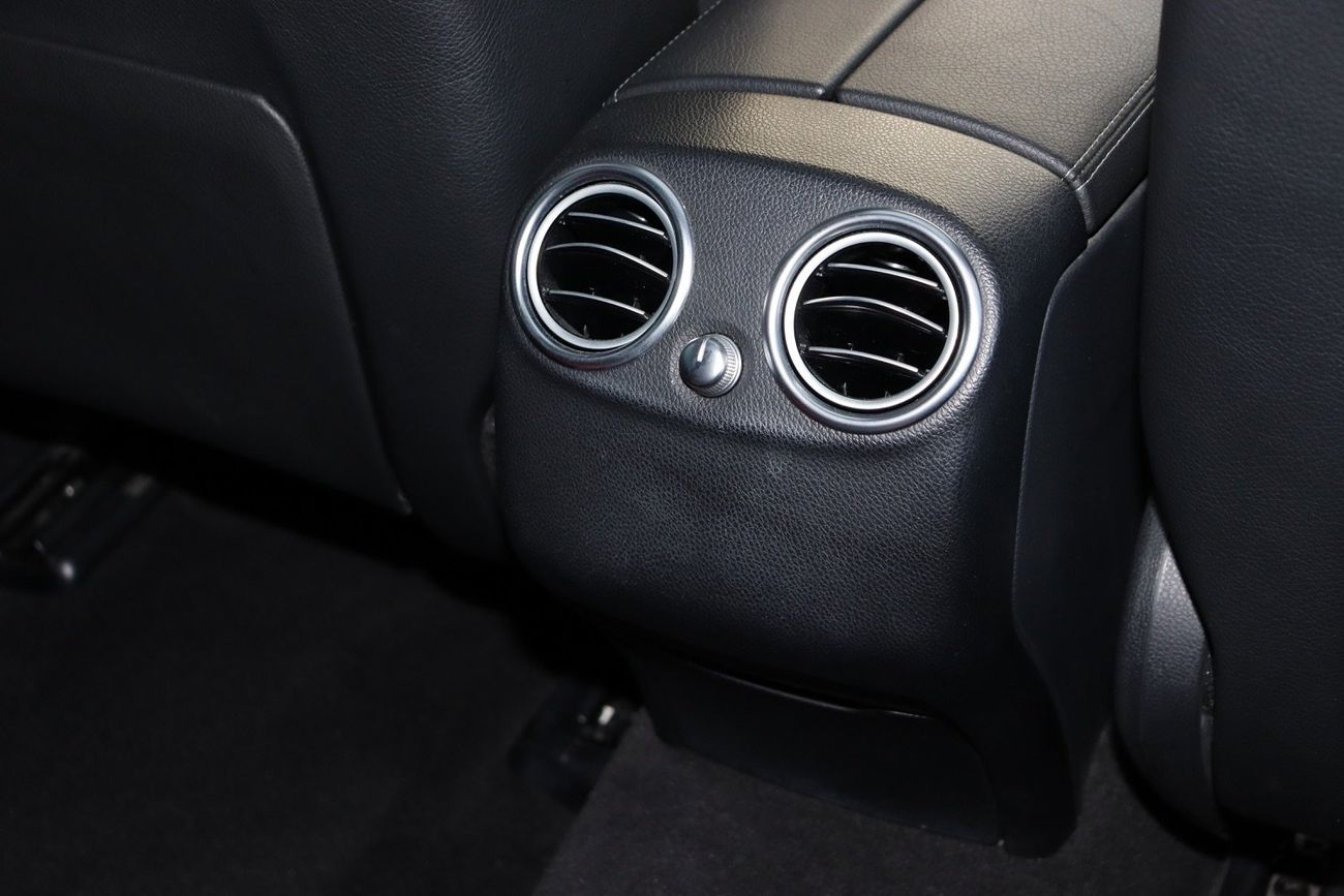 مرسيدس بنز GLC 250 4MATIC 2.0L Mercedes-Benz GLC250 Coupe / 2019 / GCC / Free Accident