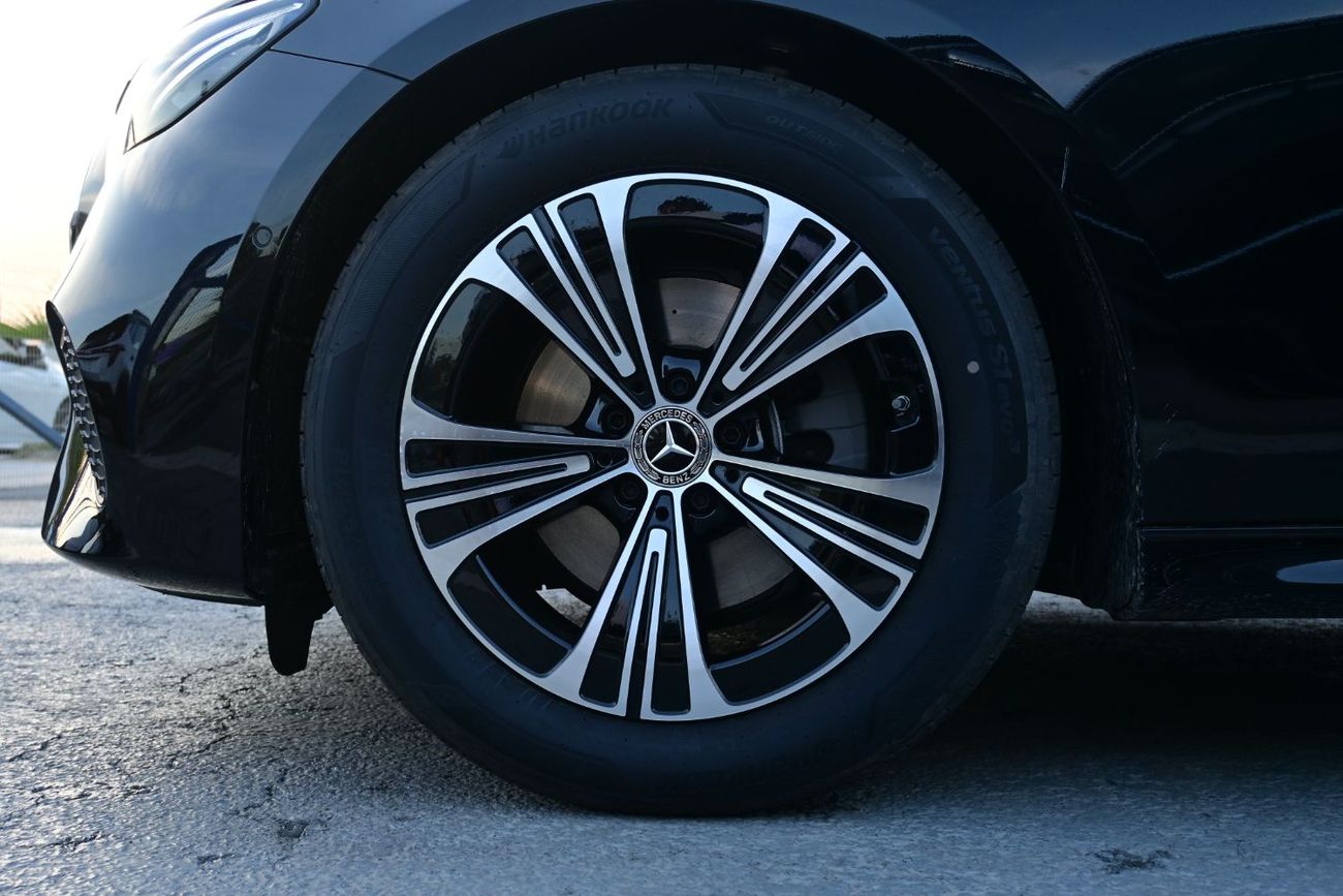 Mercedes-Benz E200 Mercedes-Benz E200 2.0L Turbo + Mild Hybrid Color Black Model 2025